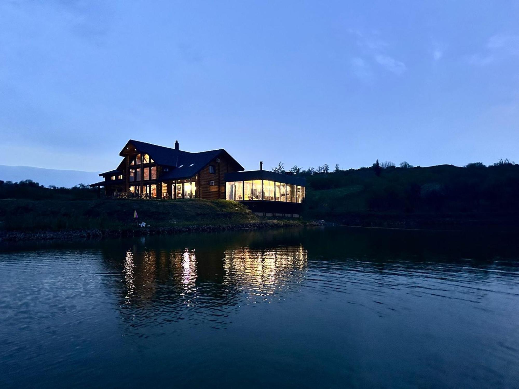 Mountain Lake Jbs Hotel Focşani Екстериор снимка