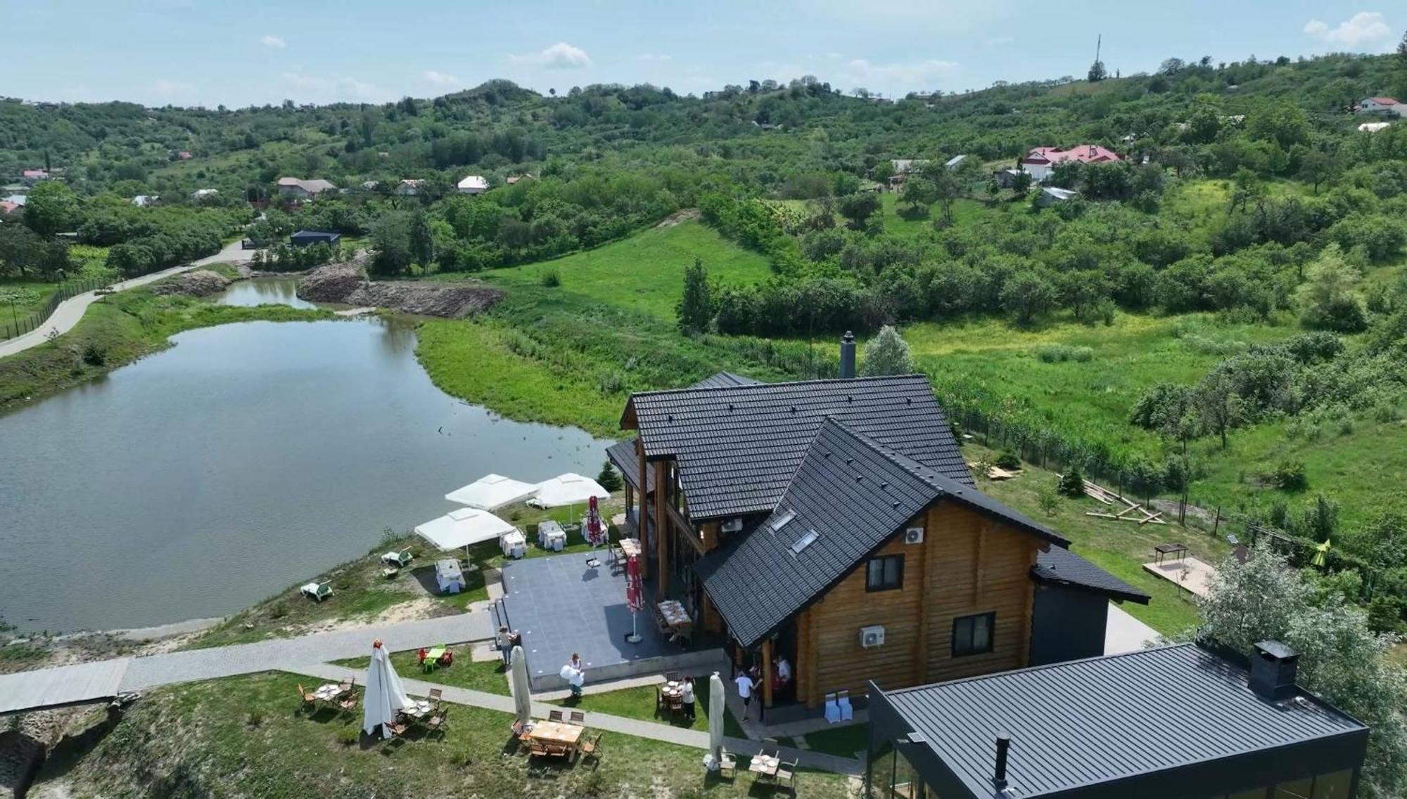 Mountain Lake Jbs Hotel Focşani Екстериор снимка